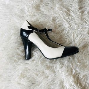 DEFLEX COMFORT SHINY BLACK AND WHITE HEELS 🤍
